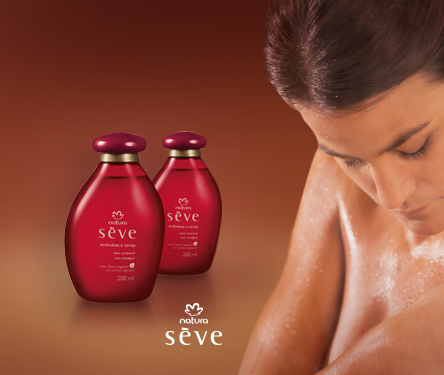 Sève Óleo corporal almendras y cereza  y mujer duchándose pasándose el producto sobre la piel