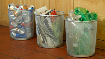 Tres cestos metálicos con materiales reciclables separados