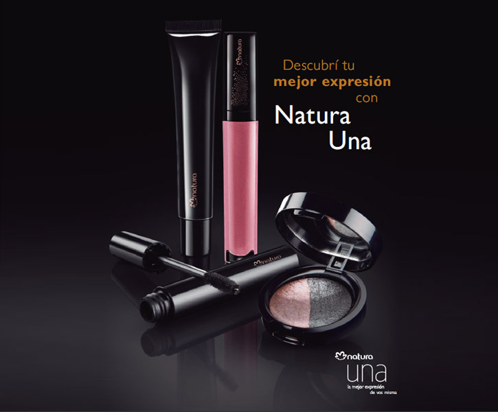 Productos de maquillaje Natura Una presentados sobre una base recta