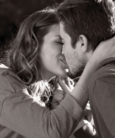 Pareja enamorada abrazada y sonriente.