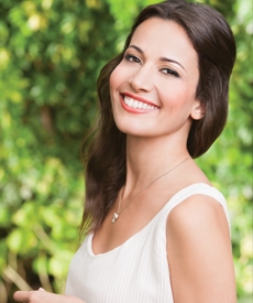 Mujer con mirada profunda y pestañas largas y voluminosas