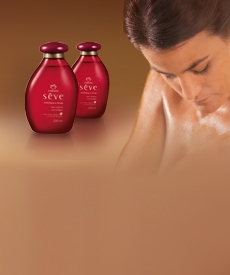 Sève Óleo corporal almendras y cereza  y mujer duchandose pasandose producto sobre la piel