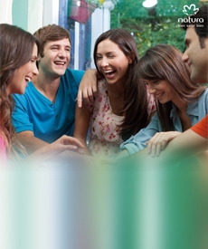 jovenes chicas y chicos riendose juntos