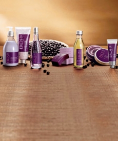 Productos Natura Ekos Açaí presentados en una mesada de madera