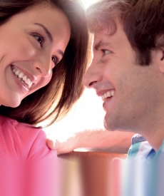 Mujer y hombre mirandose con cara de felicidad y complicidad