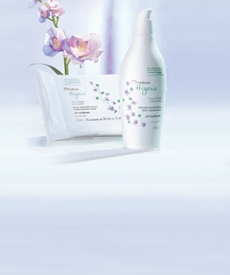 Productos Natura Higeia en un lugar claro con flor detras del producto