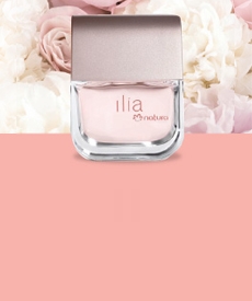 perfume Natura Ilia sobre fondo de flores frescas