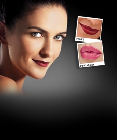 Mujer maquillada, se muestra efecto de labial mate y perlado