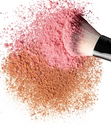 Dos tonos de polvo de rubor, beige y rosa.