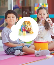 niños jugando con burbujas