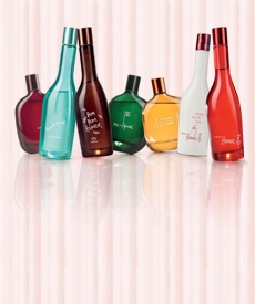 Perfumes Natura  uno al lado del otro con inclinaciones hacia un costado