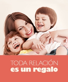 mujer abranzando y sonriendo con sus hijos