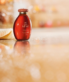Mujer utilizando aceite corporal Natura Sève