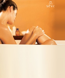 Mujer en bañadera aplicandose productos Natura