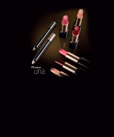 Labiales y sombras en lapiz Natura Una, mujer maquillada sonriendo