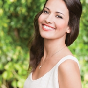 Mujer con mirada profunda y pestañas largas y voluminosas