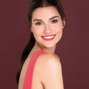 Mujer maquillada sonriendo