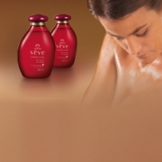 Sève Óleo corporal almendras y cereza  y mujer duchandose pasandose producto sobre la piel