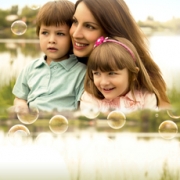 Mujer mirando a su hijo pequeño riendo