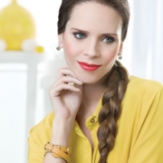 Mujer maquillada en ojos y labios con productos Natura Aquarela, sonriendo